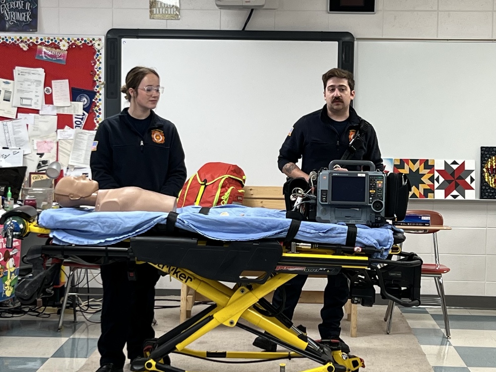 whitewater-paramedics-speak-with-health-occupations-class-whitewater-high